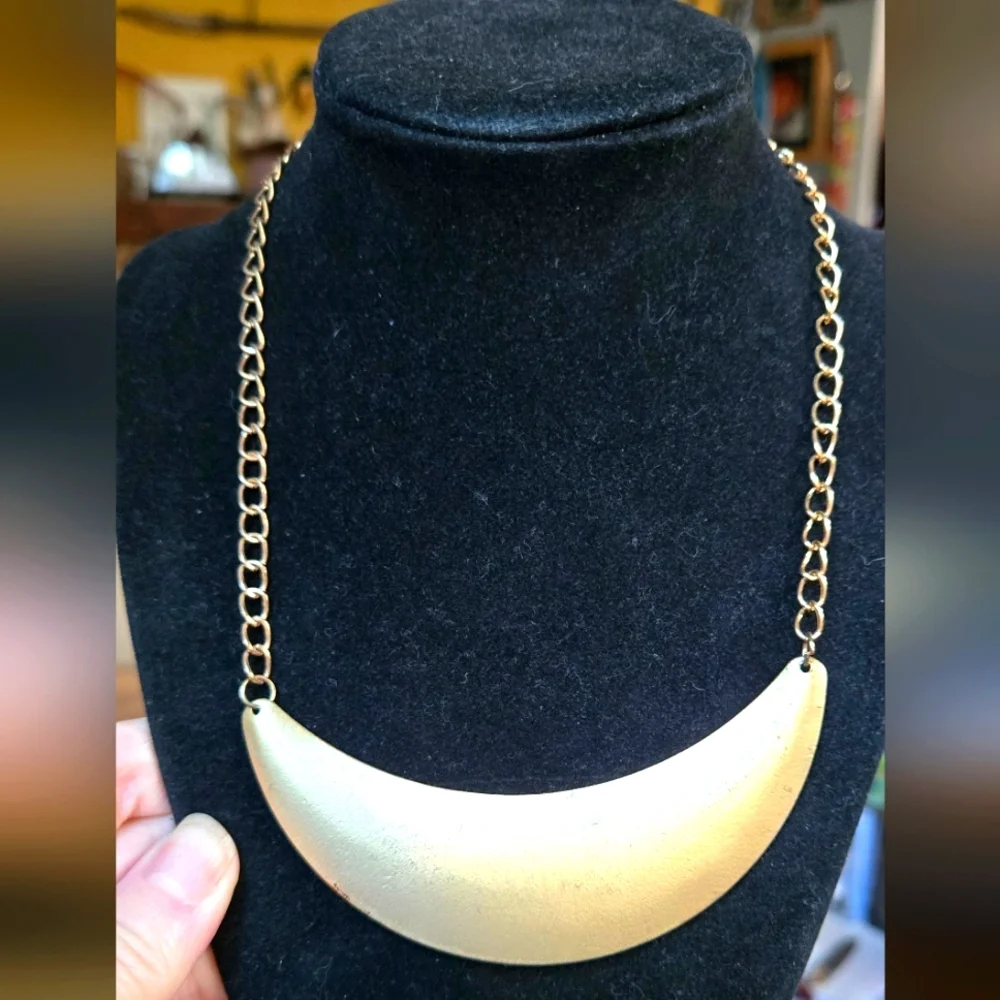 Vintage gold brushed statement necklace 16" - Picture 1 of 4